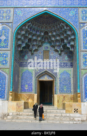 Le donne di entrare lo Sceicco Lotfollah moschea imam Square a Esfahan Iran Foto Stock