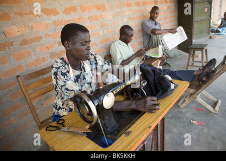 Una donna in cucitura Amuria distretto, teso sottoregione, Uganda, Africa orientale Foto Stock