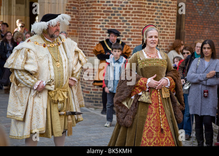 Il Tudor. Attori giocare Tudor a Hampton Court, Inghilterra. Enrico VIII e sua moglie. Foto Stock