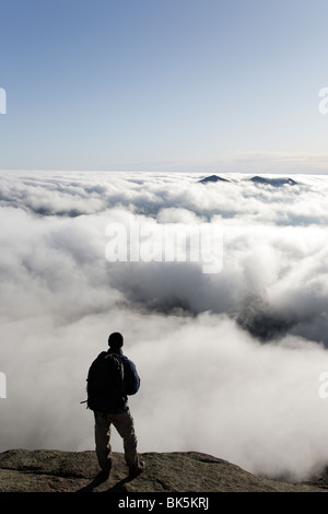 Un escursionista prende in considerazione di undercast dalla vetta del Monte Osceola nelle White Mountains, New Hampshire USA Foto Stock