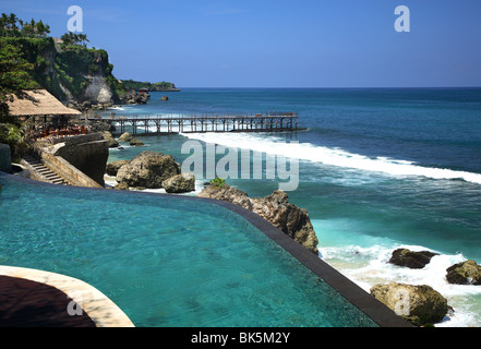 Cliff piscina presso l'Ayana Resort and Spa, già Ritz Carlton di Bali Resort e Spa, Bali, Indonesia, Asia sud-orientale, Asia Foto Stock