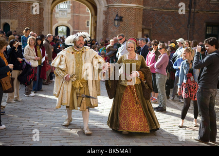 Il Tudor. Attori giocare Tudor a Hampton Court, Inghilterra. Enrico VIII e sua moglie. Foto Stock