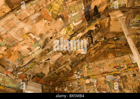All'interno del soffitto Burro cabina Schmidt mostra vecchie riviste e quotidiani che sono stati usati per isolamento Foto Stock