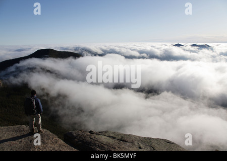 Un escursionista prende in considerazione di undercast dalla vetta del Monte Osceola nelle White Mountains, New Hampshire USA Foto Stock