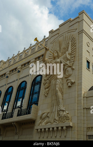 Angelo con tromba sulle prestazioni dei bassi Hall di Fort Worth downtown, Texas Foto Stock