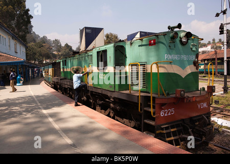 India, nello Stato del Tamil Nadu, Coonor Nilgiri stazione ferrovia di montagna, driver di motore fermo bio diesel locomotiva alimentato Foto Stock