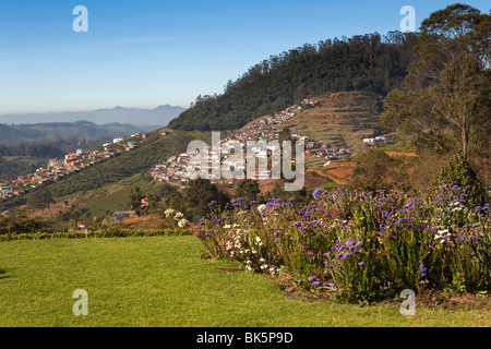 India, nello Stato del Tamil Nadu, Udhagamandalam (Ooty), dal giardino di Sherlock vecchio bungalow in stile coloniale Foto Stock