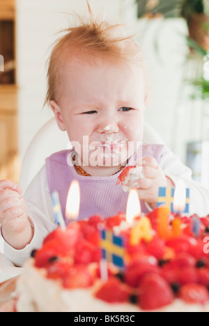 Baby girl di mangiare la torta Foto Stock