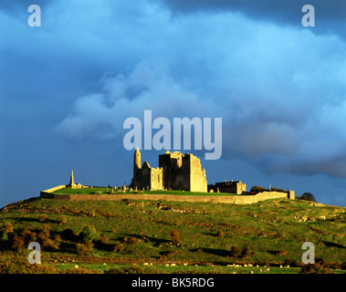 Cattedrale Medievale, torre rotonda e Cormac della cappella di sedersi sulla Rocca di Cashel, nella contea di Tipperary, Irlanda. Il tramonto dopo la pioggia. Foto Stock