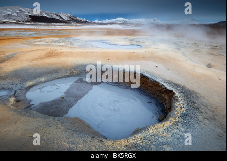 Mudpots a Namaskard area geotermica (Namafjall-Hverarond), nei pressi del Lago Myvatn e Reykjahlid, Nord Islanda Islanda Foto Stock