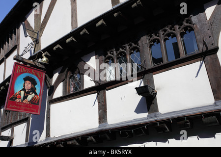 Tudor fronteggiata architettura del Kings Head public house,situato in corrispondenza del fondo della Mardol,Shrewsbury,Shropshire,Inghilterra. Foto Stock