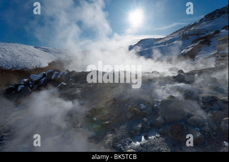 Attività geotermica di mudpots, sorgenti calde e fumarole, a Krisuvik (Krysuvik-Seltun), penisola di Reykjanes, Islanda Foto Stock