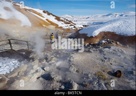 I turisti a guardare attività geotermica di mudpots, sorgenti calde e fumarole, a Krisuvik, penisola di Reykjanes, Islanda Foto Stock