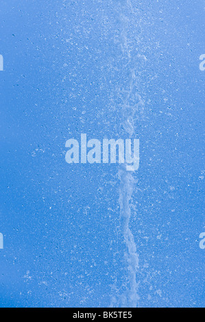 Gocce d'acqua dalla fontana di acqua contro il cielo blu Foto Stock