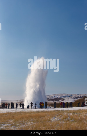 I turisti a guardare geyser che erutta, Strokkur (la churn), Geysir, Golden Circle, Islanda Foto Stock