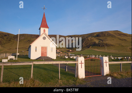 Piccola chiesa vicino a Dyrholaey (VIK), a sud dell'Islanda, Islanda, regioni polari Foto Stock