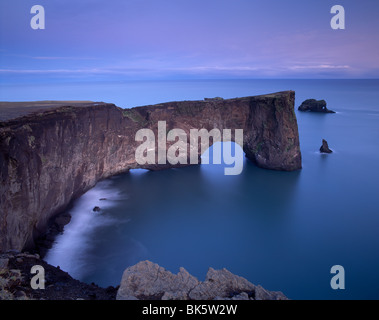 Dyrholaey Arco Naturale, il punto più meridionale in Islanda, al tramonto, vicino a VIK, Islanda, regioni polari Foto Stock