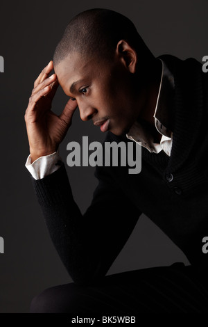 Giovane africano nero imprenditore in una suite formale - Contrasto elevato Foto Stock