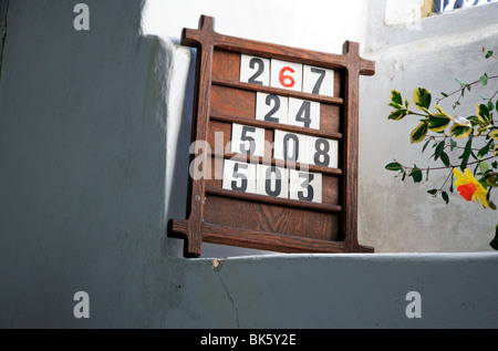 Una scheda che mostra i numeri di inno per un servizio cristiano in un paese di lingua inglese chiesa. Foto Stock