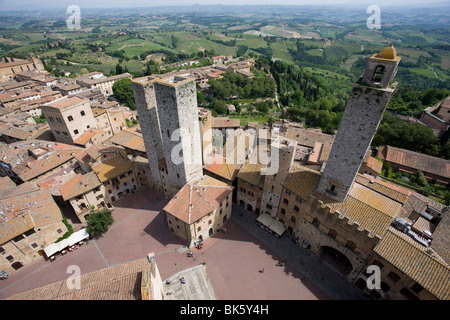 Vista aerea della Sam Gimignano da uno dei suoi medievale torri in pietra, sito Patrimonio Mondiale dell'UNESCO, Toscana, Italia, Europa Foto Stock