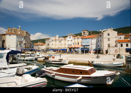 Vecchie barche nel porto vicino alla piazza principale di Cres città sull'isola di Cherso, Quarnaro, Croazia, Adriatico, Europa Foto Stock