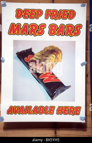 Annuncio per un profondo fritto Mars Bar nella vetrina di un negozio di chip di Edimburgo. Foto Stock