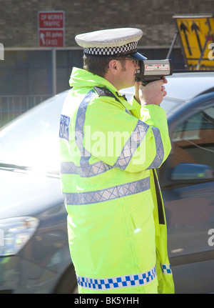 La Metropolitan Police officer tramite infrarossi rilevatore di velocità, Londra Foto Stock