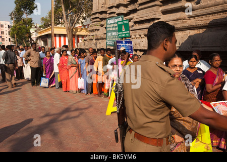 India, nello Stato del Tamil Nadu, Madurai, Sri Meenakshi Temple poliziotti armati pellegrini di controllo all'entrata Foto Stock