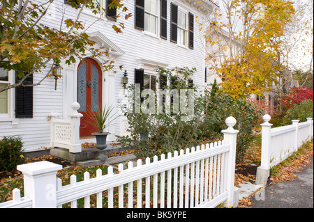 Una tradizionale casa in legno e Picket Fence circondato da foglie di autunno a Woodstock, Vermont, USA Foto Stock