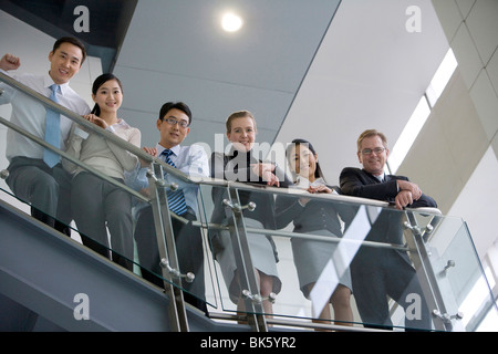 Officemates sulle scale Foto Stock