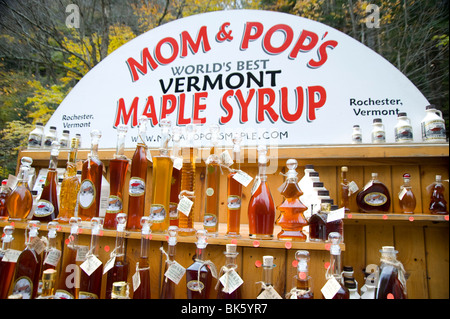 Bottiglie di sciroppo d'acero in vendita presso una bancarella per la strada a Moss Glen cade a Granville, Vermont, USA Foto Stock