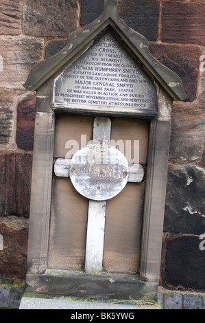 Rare croce sul campo di battaglia presso il St Edwards's chiesa,Cheddleton, Staffordshire, in memoria di Thomas Humphrey Snyed, ucciso Ypres 1914 Foto Stock