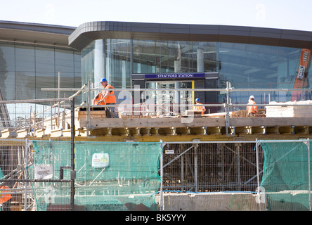 La costruzione di una nuova stazione della metropolitana per le Olimpiadi, Stratford, Londra est Foto Stock