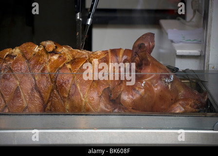 Un arrosto di maiale nella finestra di un buffet di carni arrosto in Victoria Street, Edimburgo. Foto Stock