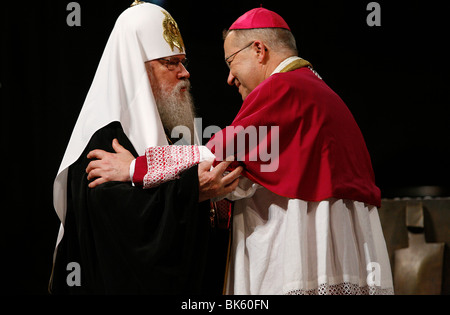 Mosca il Patriarca Ortodosso Alessio II con l'Arcivescovo di Parigi André Vingt-Trois nella cattedrale di Notre Dame, Paris, Francia, Europa Foto Stock