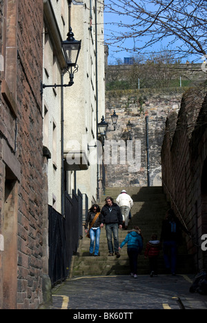 Castle Wynd Sud scalinata che conduce al castello di Edimburgo, Scozia. Foto Stock