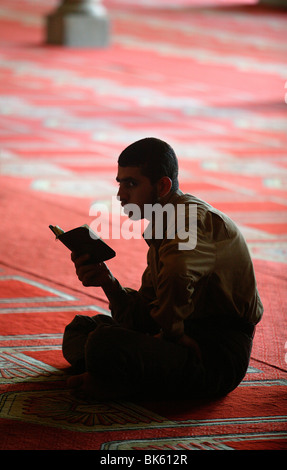 La lettura del Corano a dalla moschea di Al Azhar al Cairo, Egitto, Africa Settentrionale, Africa Foto Stock