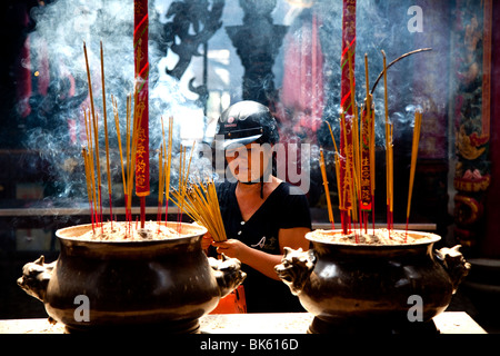 Famoso Thien Hau Pagoda mostrando i bruciatori di incenso.La città di Ho Chi Minh, Vietnam. Foto Stock