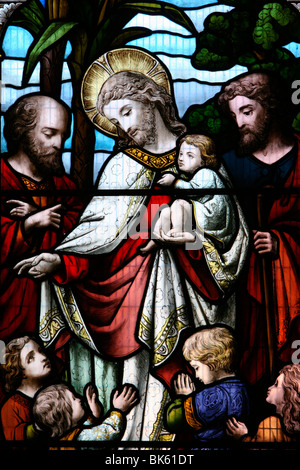 Vetrata raffigurante Gesù accoglie i bambini, Billingshurst, Sussex, England, Regno Unito, Europa Foto Stock