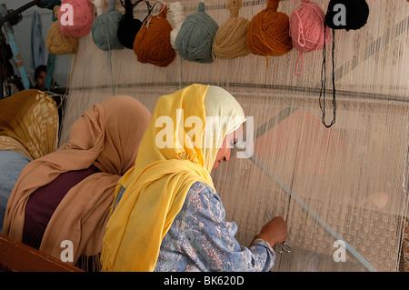 Tessitori di tappeti, Djerba, Medenine, Tunisia, Africa Settentrionale, Africa Foto Stock