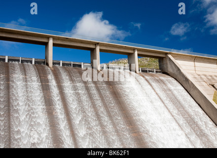 Diga Guthega di alimentazione dell'acqua al potere Guthega power station come parte delle montagne innevate Schema idrostatico Foto Stock