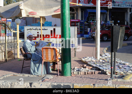 Venditore ambulante leggendo un giornale in Hurghada, Egitto Foto Stock