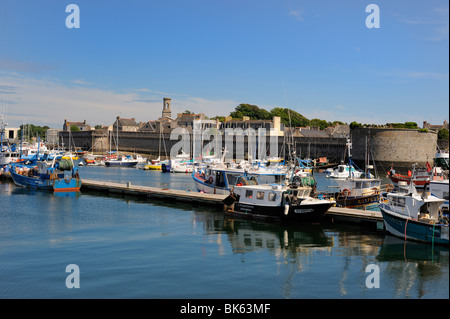 Antica città murata visto dal porto di pescatori, Concarneau, Finisterre, Bretagna, Francia, Europa Foto Stock