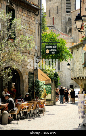 Via medievale a murata e turrita fortezza di Cite, Carcassonne, UNESCO sito Heritge, Languedoc, Francia, Europa Foto Stock