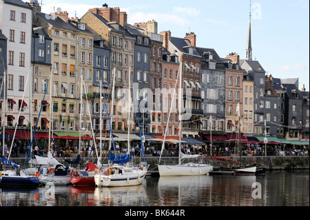 Il vecchio porto, St. Catherine's Quay e guglia di la chiesa di Santa Caterina dietro, Honfleur, Basse Normandie, Francia, Europa Foto Stock