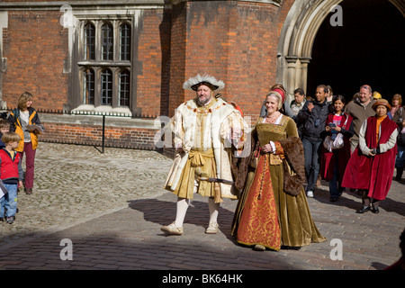 Hampton Court Palace, attori gioca il re Enrico V111 e la sua prima moglie Caterina d'Aragona. Foto Stock