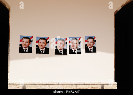 Manifesti politici che promuovono i candidati presidenziali per le