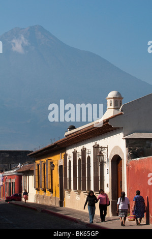 Gli edifici coloniali e Volcan de Agua, Antigua, Guatemala, America Centrale Foto Stock