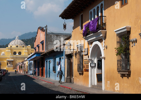 Calle de Santa Catalina e sullo sfondo La Merced chiesa, Antigua, Sito Patrimonio Mondiale dell'UNESCO, Guatemala, America Centrale Foto Stock