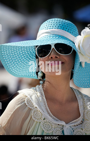 Eleganza asiatica. Donna asiatica bella ed elegante vestita in chiffon e pizzo con occhiali da sole e grande cappello alla moda. Thailandia, S. E. Asia Foto Stock